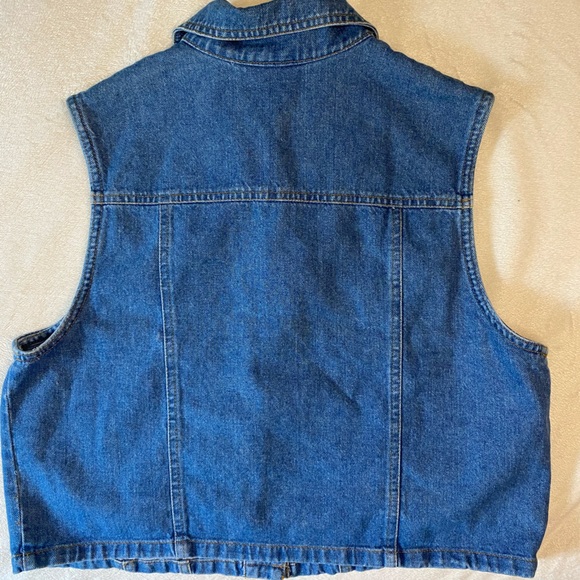 Women’s Cropped Denim Vest - Picture 2 of 4